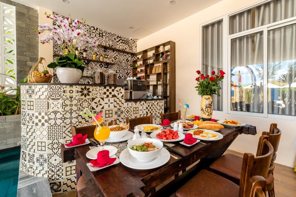 Private room at Hoi Ana Golden walls Homestay – Swimming pool