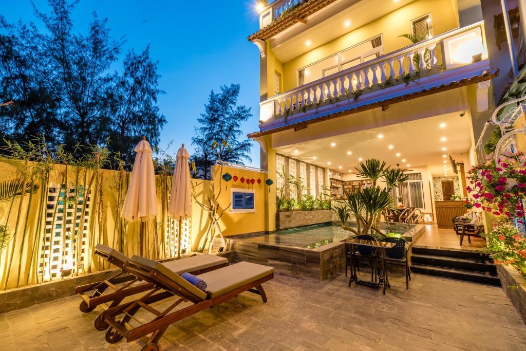 Private room at Hoi Ana Golden walls Homestay – Swimming pool