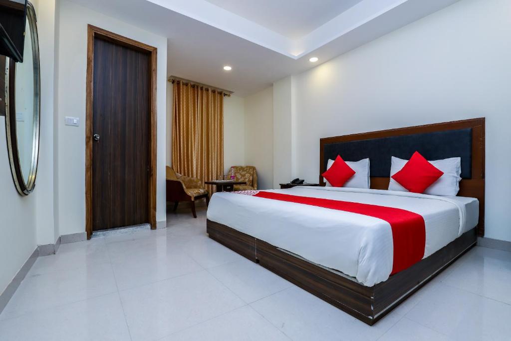 Hotel Grand Lawson IGI Airport photo