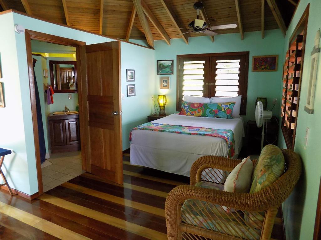 Queen Room with Sea View, Mango Creek Lodge in Roatan Island