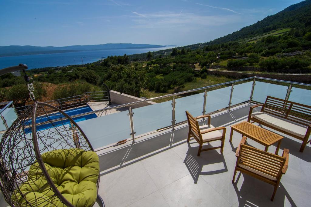 Villa Nikola - big terrace apartments — Hotel in Brac Island