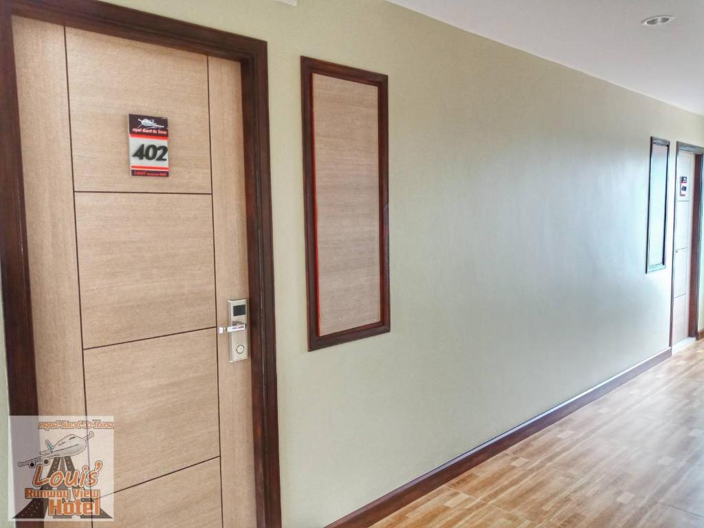 루이스 런웨이뷰 호텔의 테라스와 비행기 전망