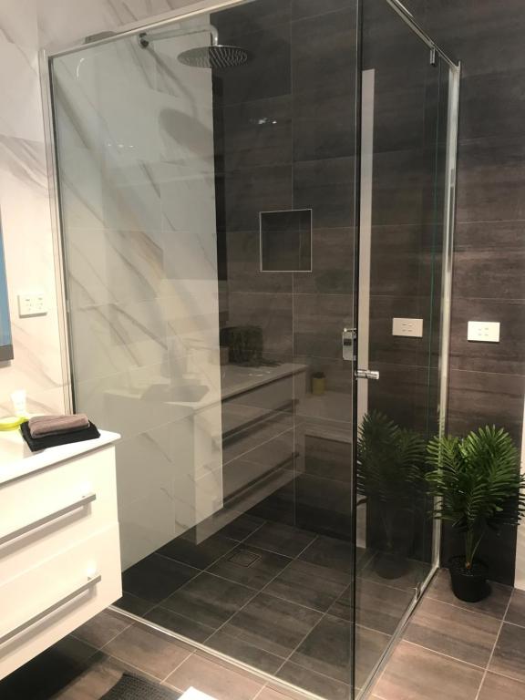 Luxury 2br home with King, 5 star private & close photo