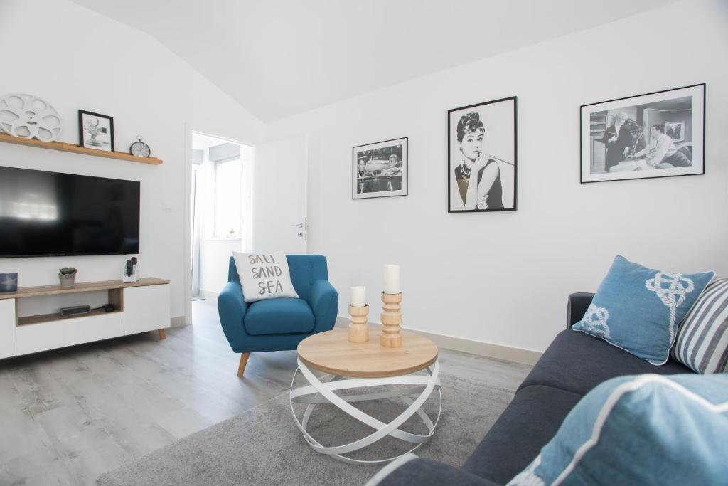 Apartment Movie — Hotel in Primosten