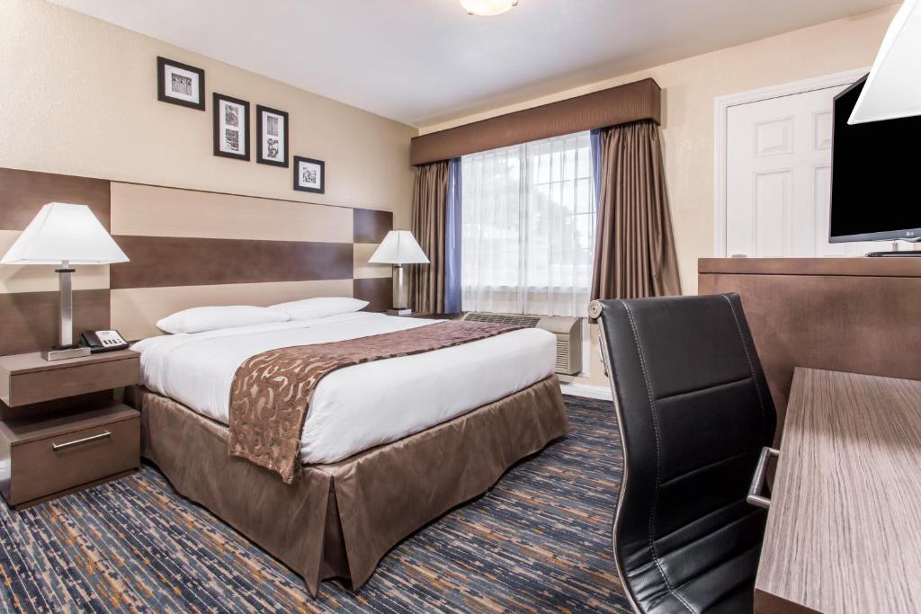 Howard Johnson by Wyndham Berkeley photo