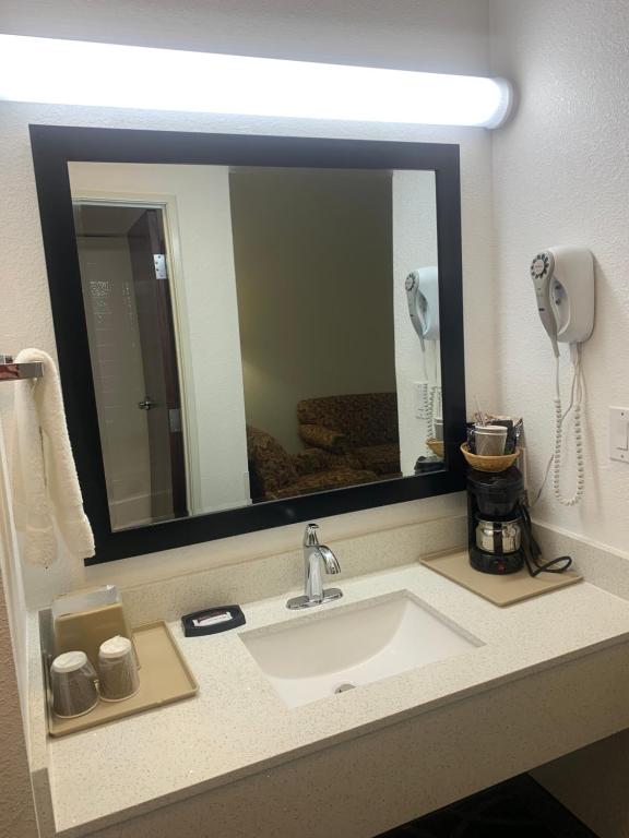 Super 8 By Wyndham Hillsboro Tx photo