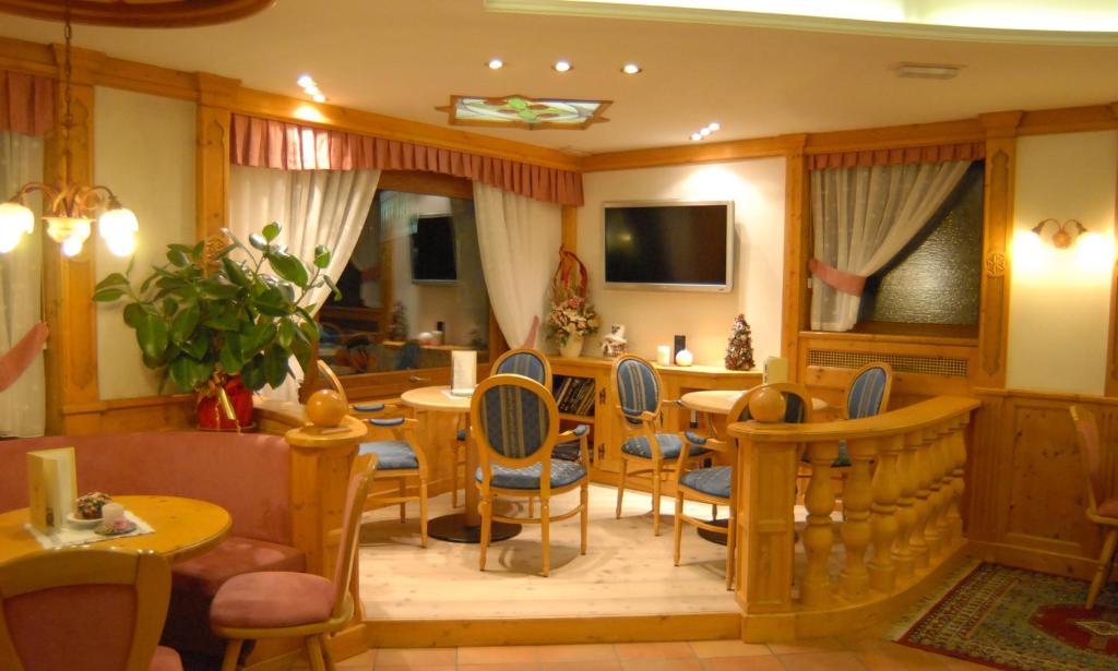 Shared lounge/TV area