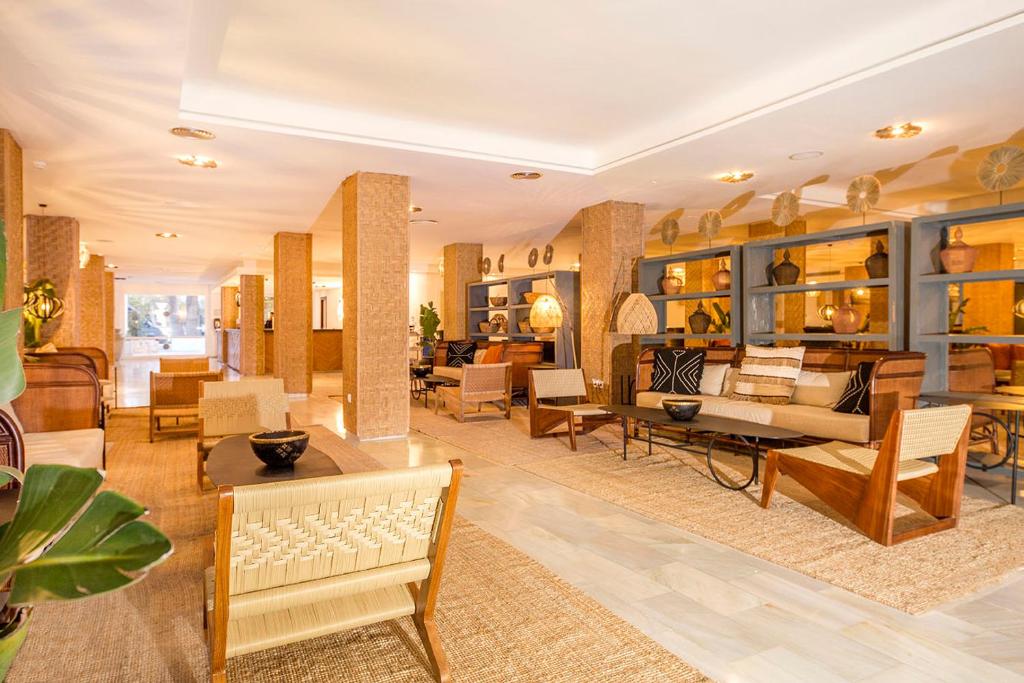 FERGUS Style Bahamas — Hotel building in Playa d'en Bossa, Balearic Islands