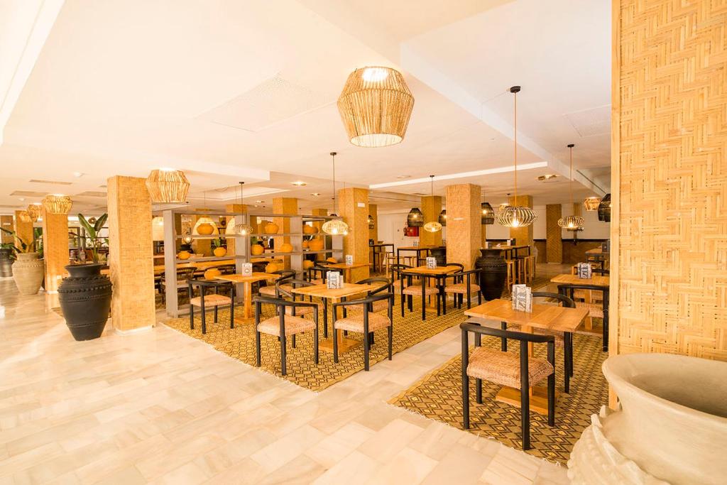 FERGUS Style Bahamas — Restaurant & bars in Playa d'en Bossa, Balearic Islands