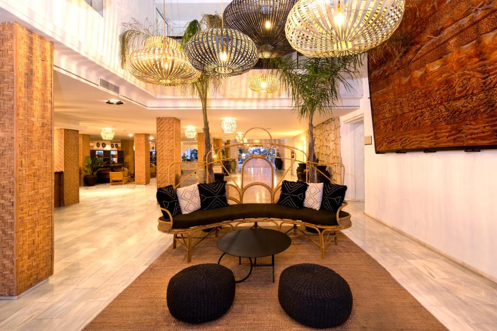 FERGUS Style Bahamas — Hotel building in Playa d'en Bossa, Balearic Islands