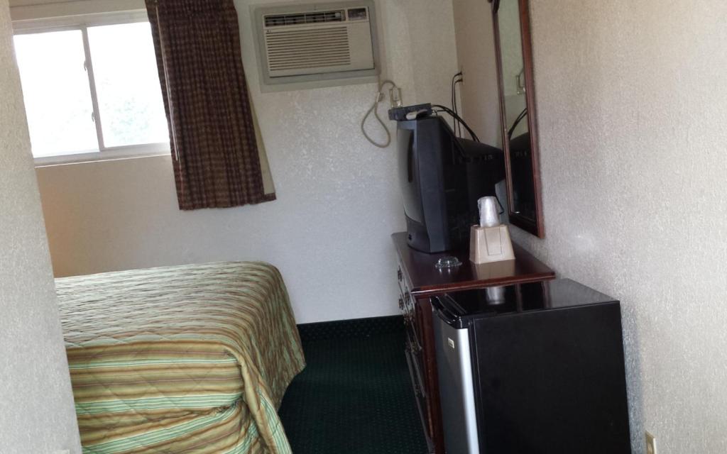 Hallmark Motel photo