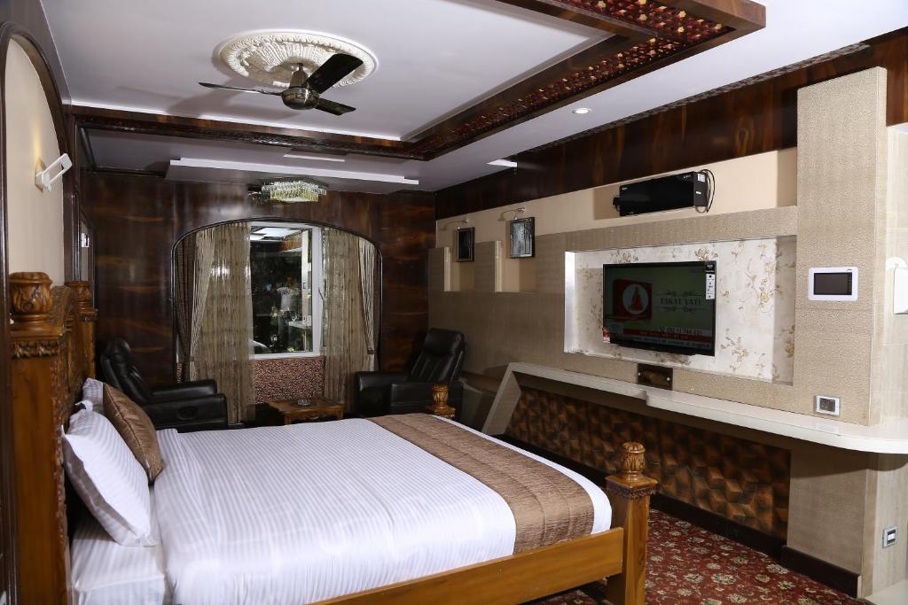 Shared lounge/TV area