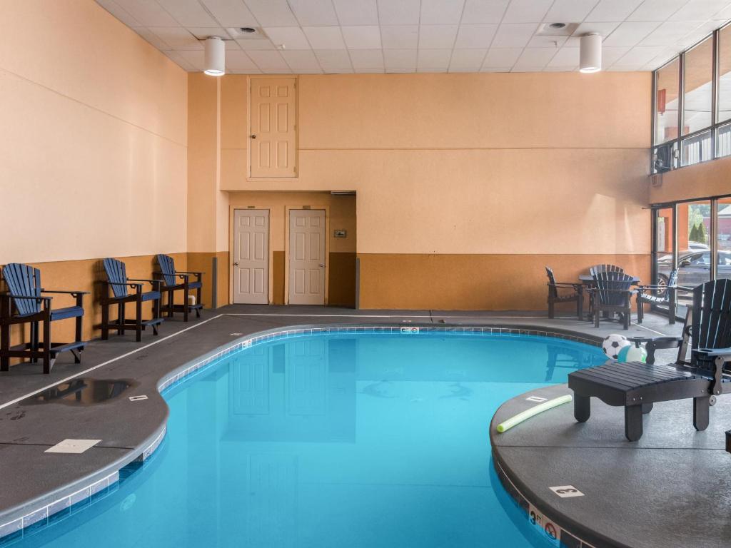 Swimming pool, Mountain Vista Inn & Suites - Walking Distance to the Island in Pigeon Forge (TN)