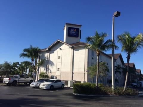 Intown Suites Extended Stay West Palm Beach FL - Military Trail Rd 전경