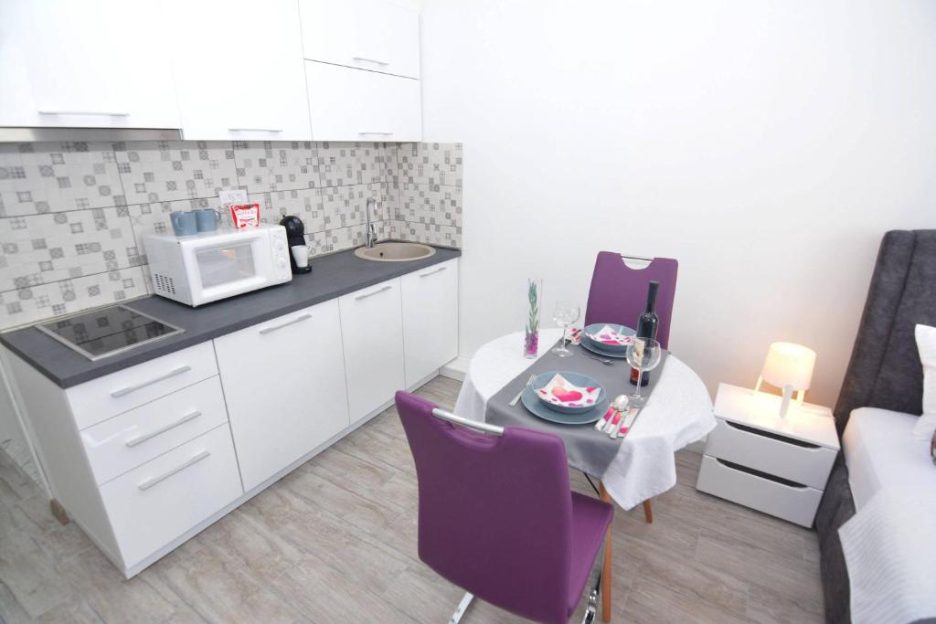 Small Oasis Apartment - 5