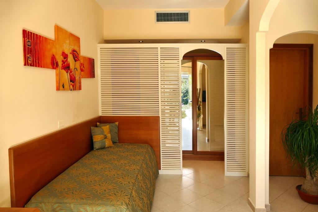 Hotel Tirreno — Hotel rooms in Parghelia, Calabria