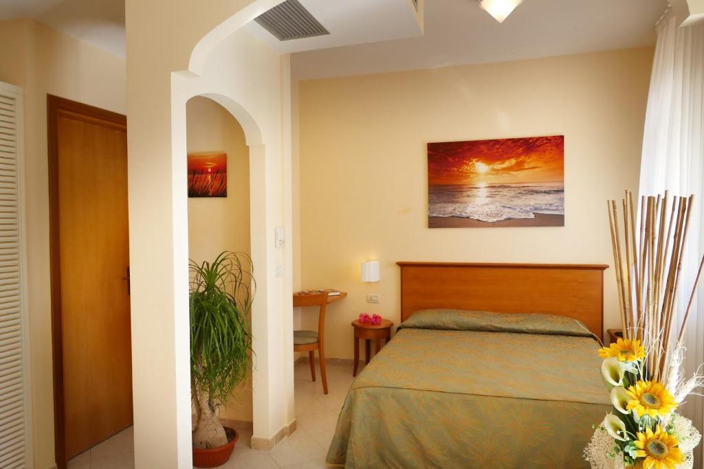 Hotel Tirreno — Hotel rooms in Parghelia, Calabria