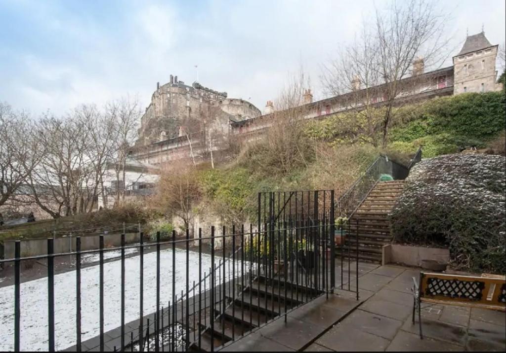 Charming 1 Bed Apartment with Castle View