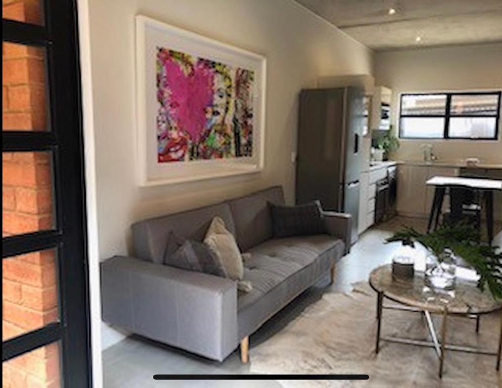 Trendy Melrose Apartment photo