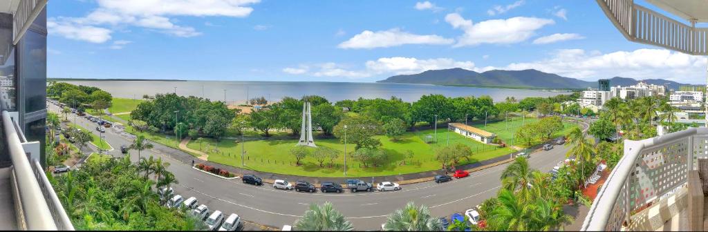 Luxury waterfront sea view apartment — Hotel in Cairns