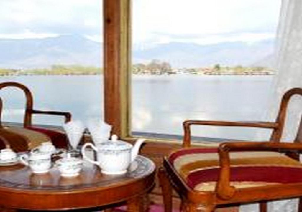 Peacock Houseboats photo