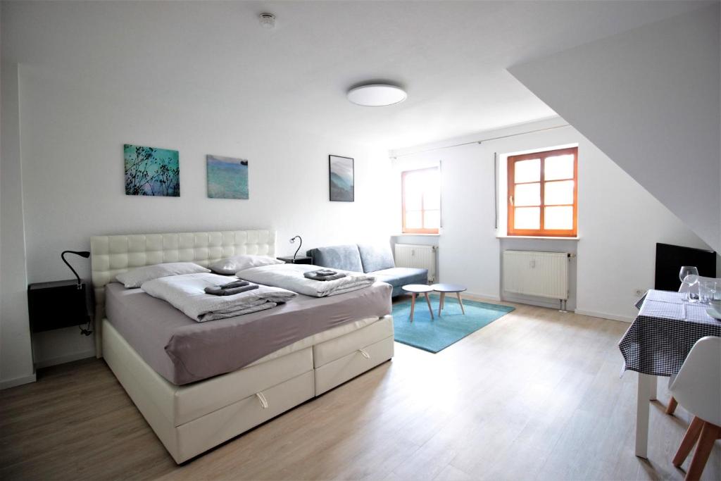 City Apartment - Old Main Bridge, own garage parking space — Hotel in Wurzburg