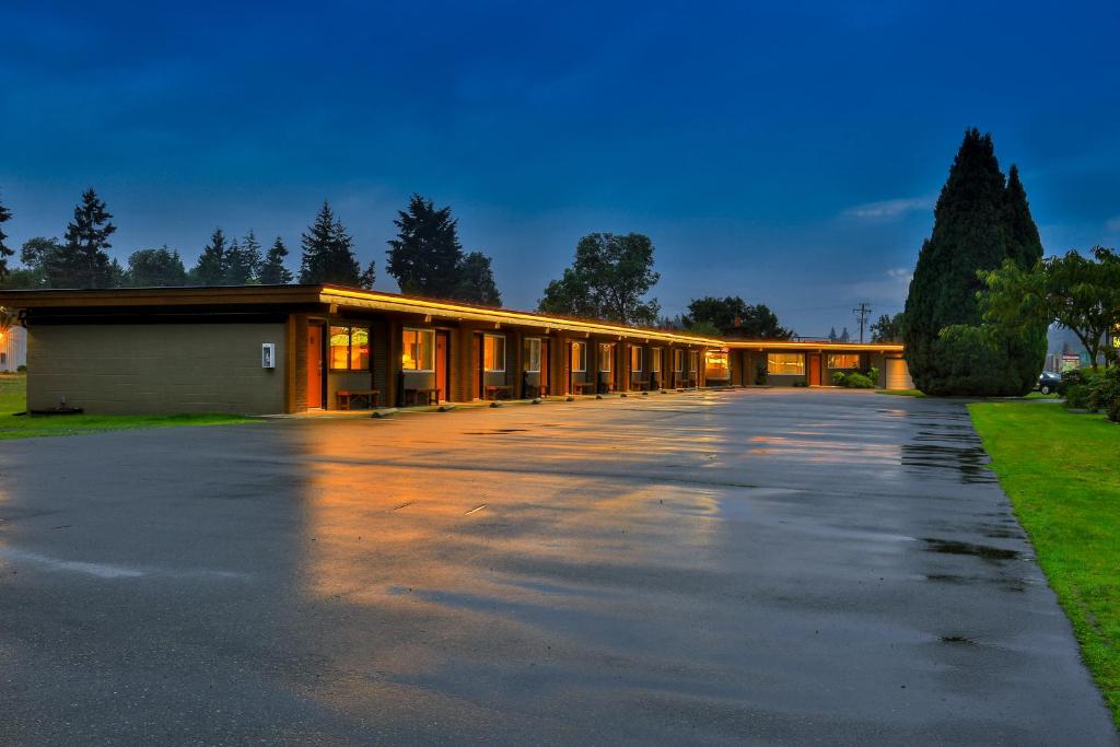 Arbutus Grove Motel photo