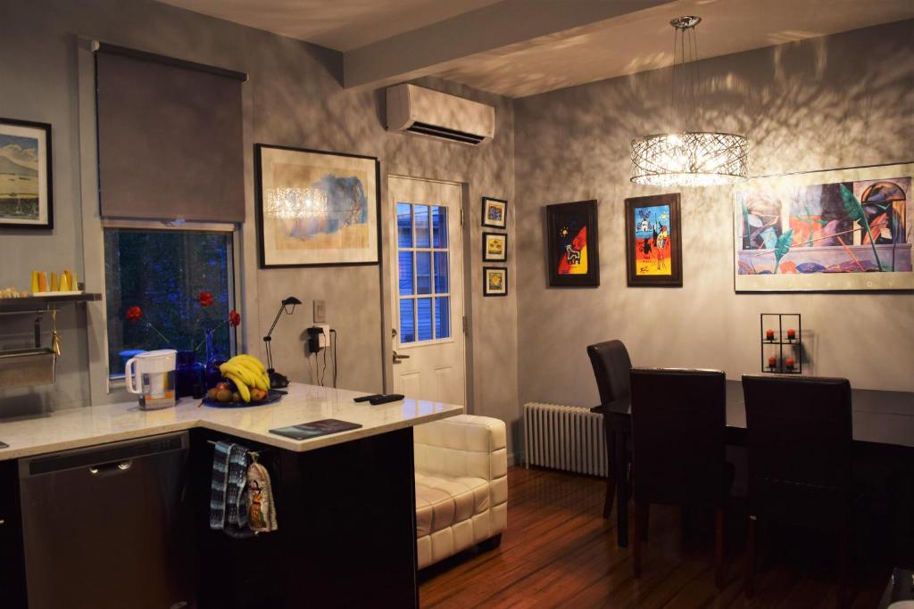 Private Rooms, Shared Bath in Cozy Homestay Minutes From Logan Airport — Hotel in Boston (MA)