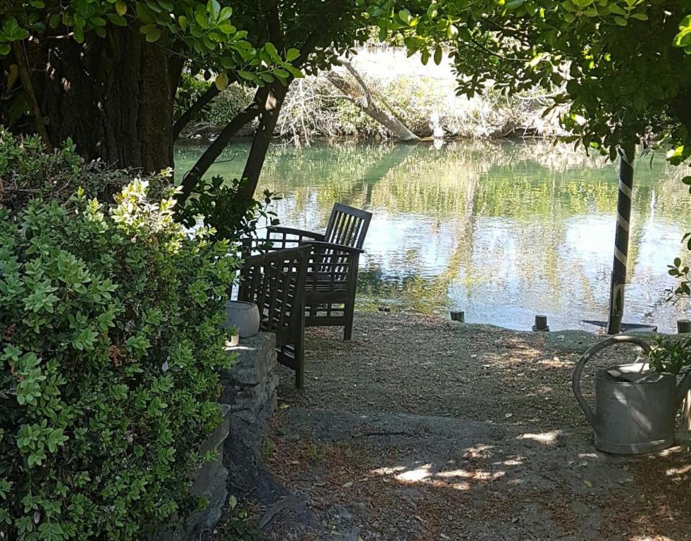 Cabanon bord de riviere photo