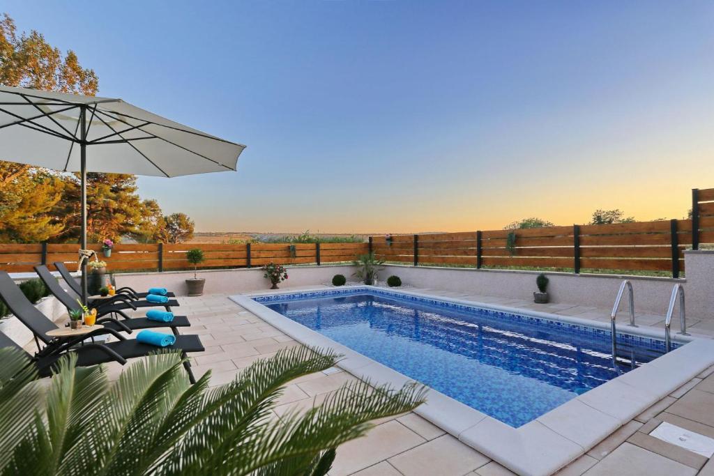 English pool. English pool