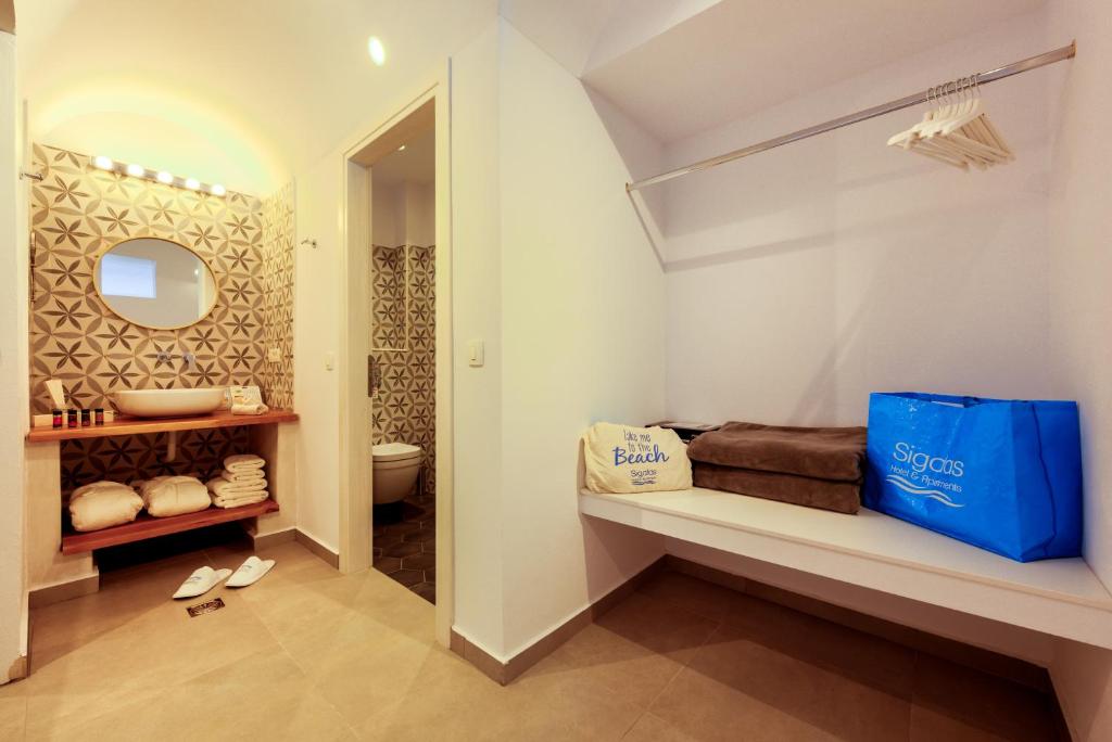 Sigalas Beach Hotel — Hotel rooms in Kamari, South Aegean