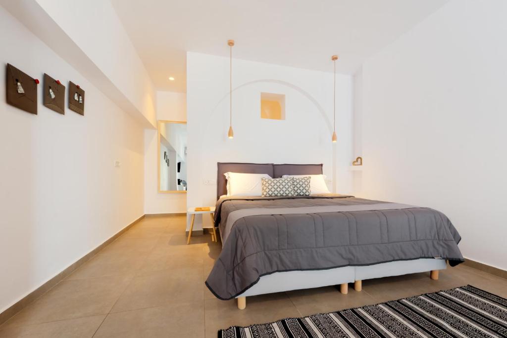 Sigalas Beach Hotel — Hotel rooms in Kamari, South Aegean