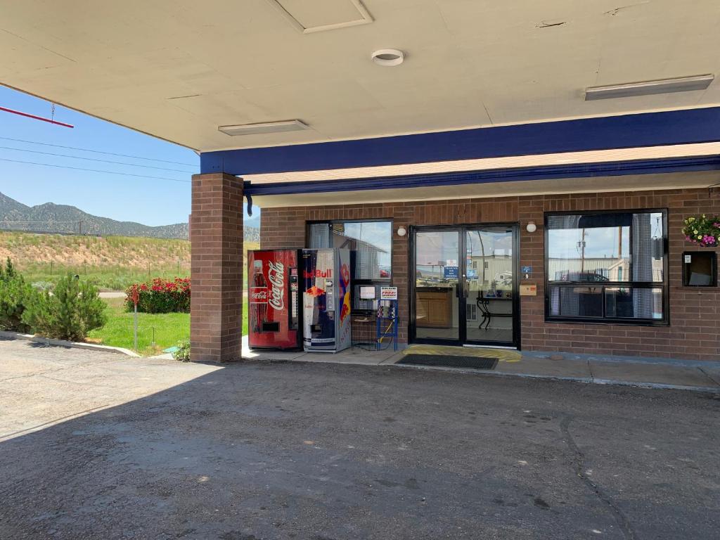 Travelodge by Wyndham Cedar City photo