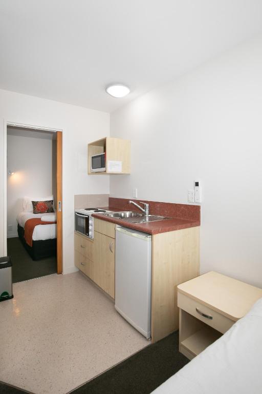 Kitchen, Bella Vista Motel Lake Wanaka in Wanaka