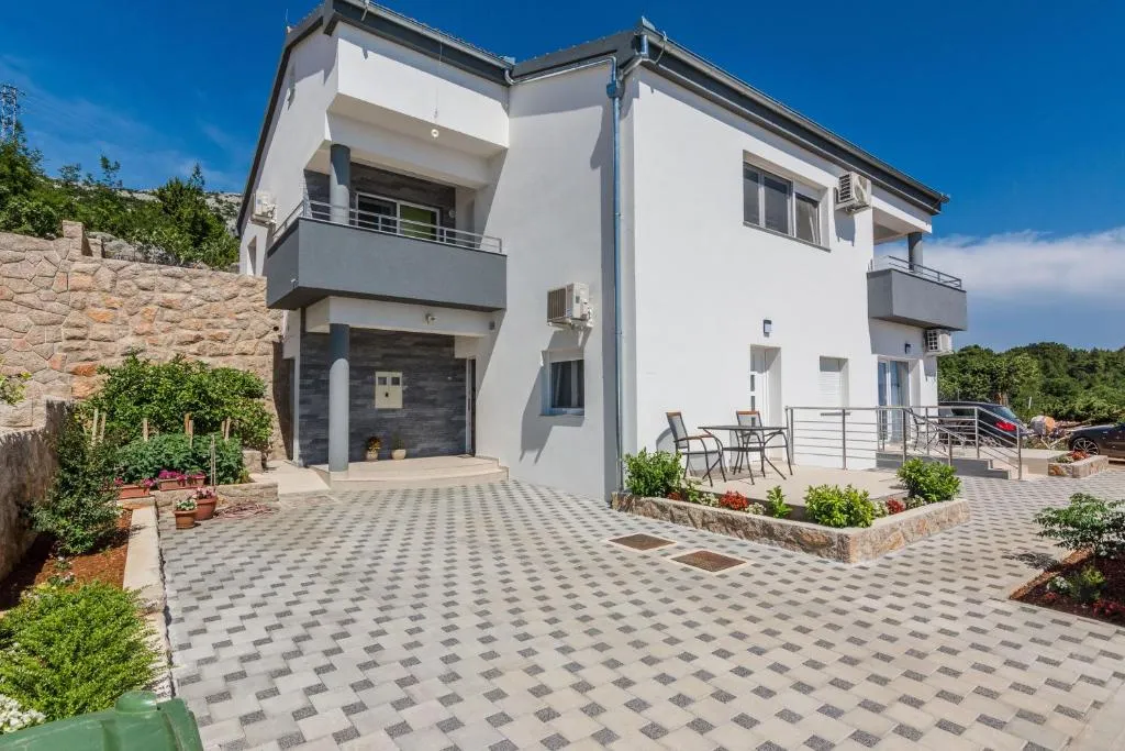 Apartmani Jadranka，位于斯塔利格拉德-帕克利尼卡的酒店