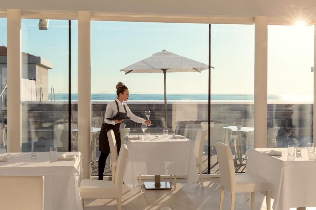 Toscana Charme Resort의 넓은 수영장과 정원