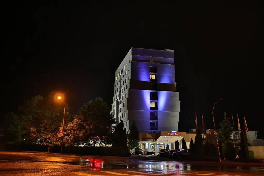 Terra Europe Brontes Hotel，位于特尔戈维什特的酒店