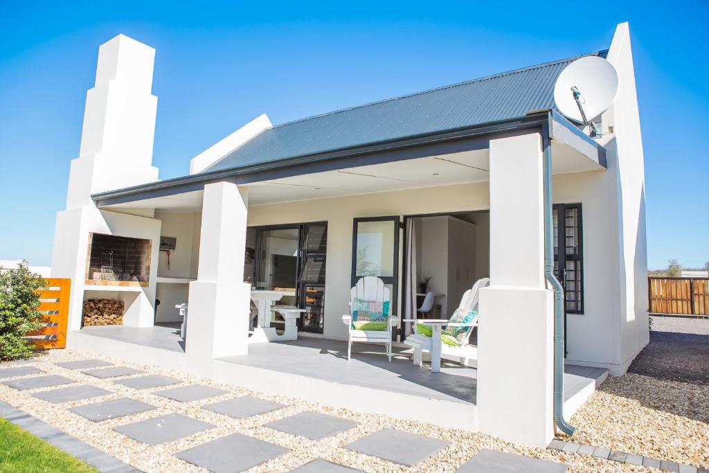 Three Feathers Cottages — Hotel in Langebaan