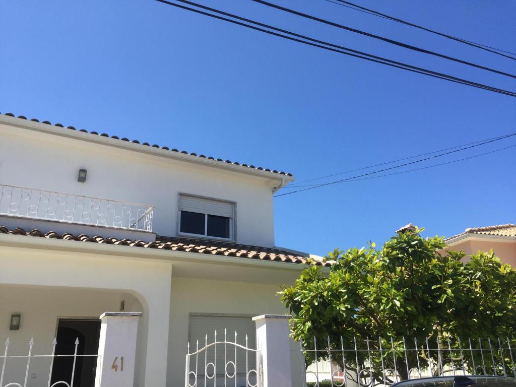 Villa Belverde Amazing Close to Fonte da Telha — Hotel in Seixal