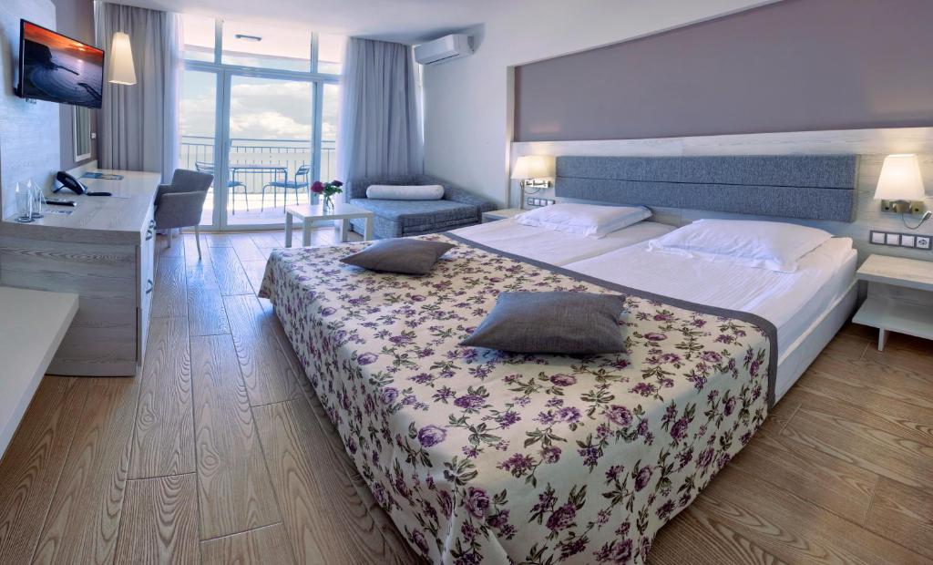 Luna Beach Hotel - All Inclusive — Hotel rooms in Golden Sands, Varna Region