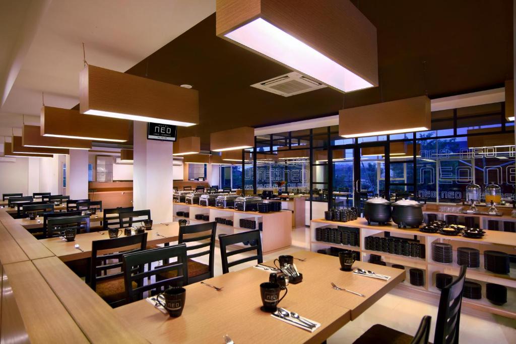 Restaurant, Hotel Neo Candi Simpang Lima - Semarang by ASTON in Semarang