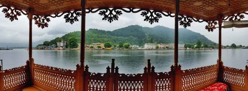 Jacqueline houseboat — Hotel in Srinagar
