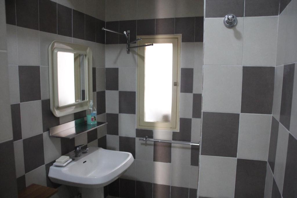 Basic 8 Bed Mixed Dorm (share Bathroom) photo