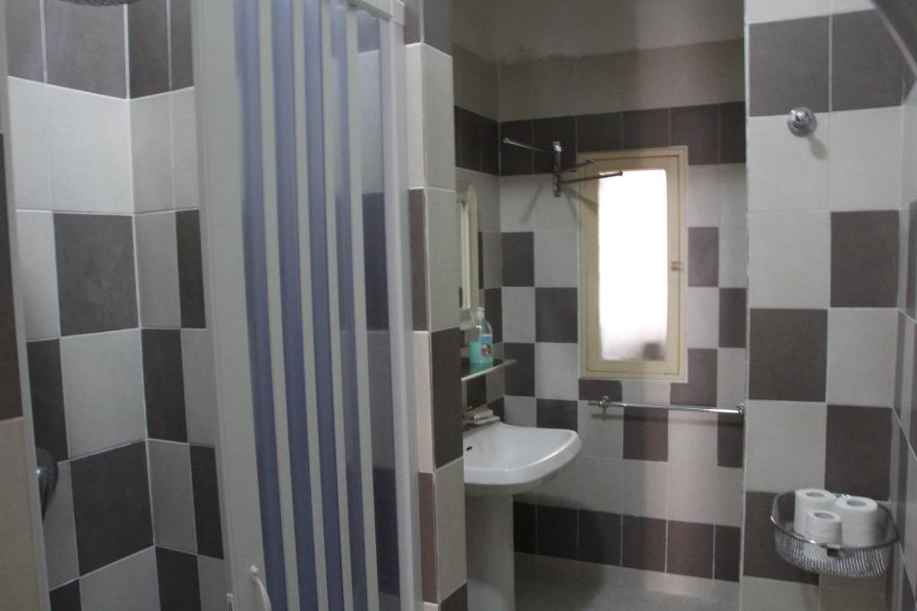 Basic 8 Bed Mixed Dorm (share Bathroom) photo