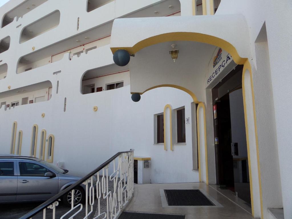 Apartamentos Turisticos Silchoro — Hotel building in Albufeira, Faro