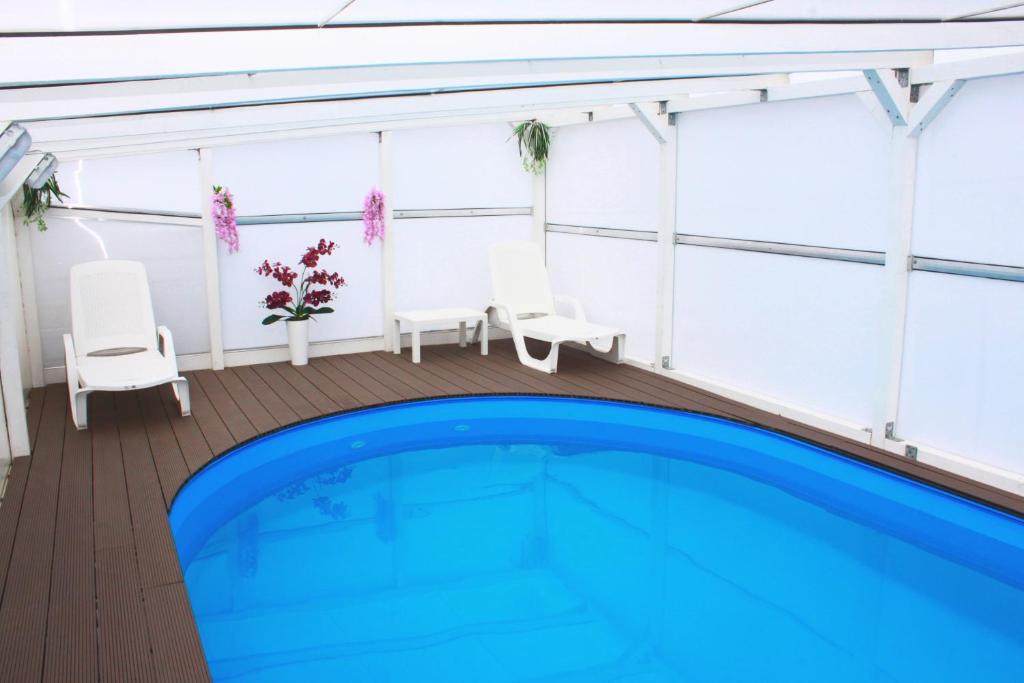 Villa Happy Rose의 실내 수영장과 휴식 공간