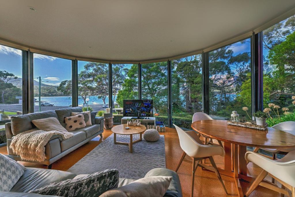 Rest Point — Hotel in Coles Bay