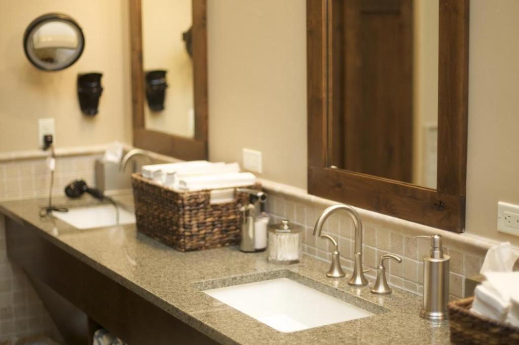 Ski-in/Ski-out Village at Northstar Residence! - 310 Iron Horse South, Truckee