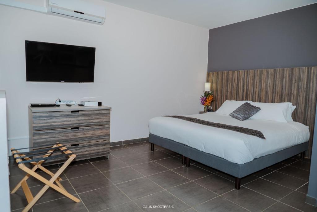 Suite con cama grande y balcón