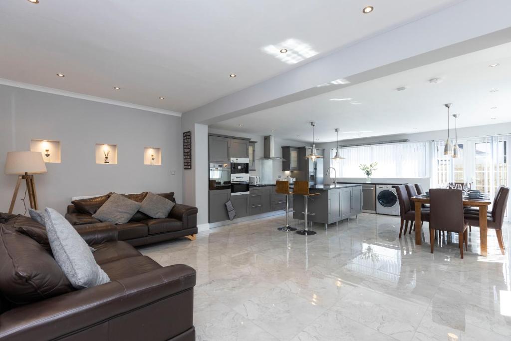 Chestnut House, Beautiful, spacious &amp; comfortable — Hotel in Dunmurry